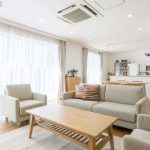 一戸建てリビングの快適な広さは？リビングを広く見せるポイント