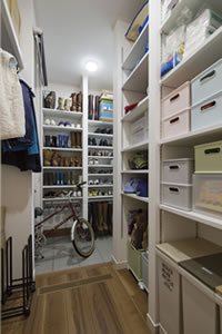 靴や上着、ストック品をすっきり収納