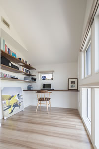 天井勾配の明るい書斎スペース