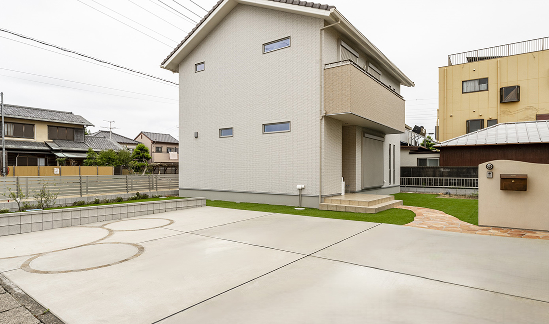 広々としたアプローチで迎える開放感のあるエクステリア
