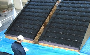 震度7クラスの地震でも脱落しないことが証明されています。