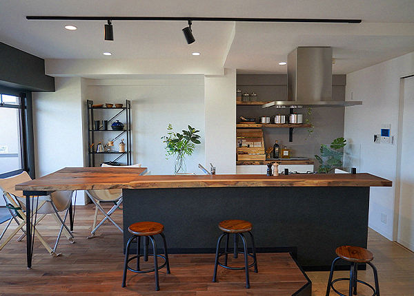 開放的なダイニングキッチン。家族が集う明るい空間