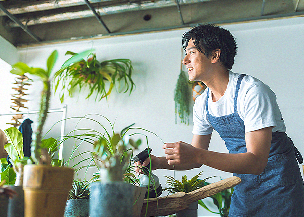 観葉植物の手入れを楽しむ男性。グリーンが映えるナチュラルな暮らし