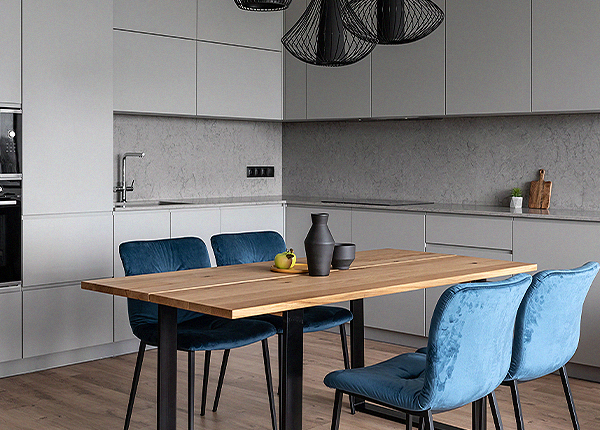 シンプルでモダンなダイニングスペース。快適な平屋のインテリア