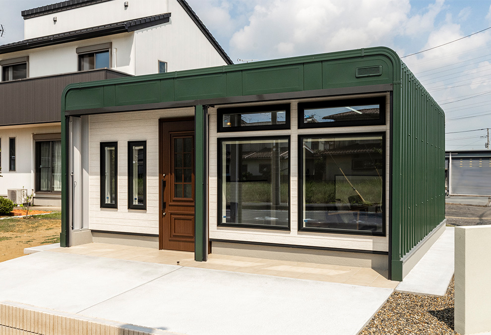 グリーンが目を引くスタイリッシュな外観