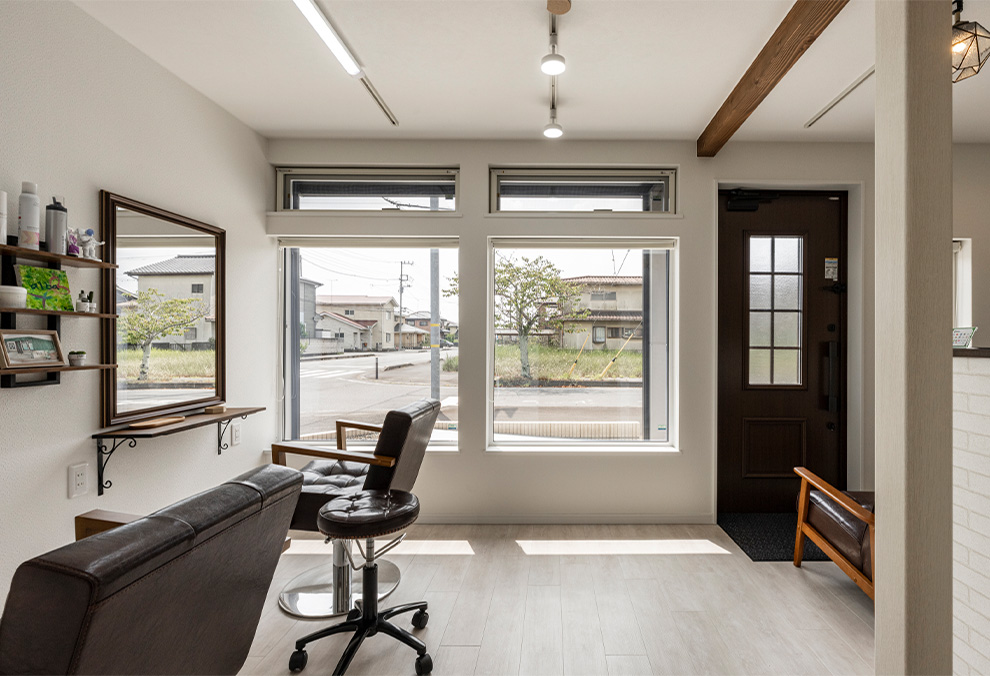 窓からの柔らかな日差しが差し込むスタイリッシュなサロン