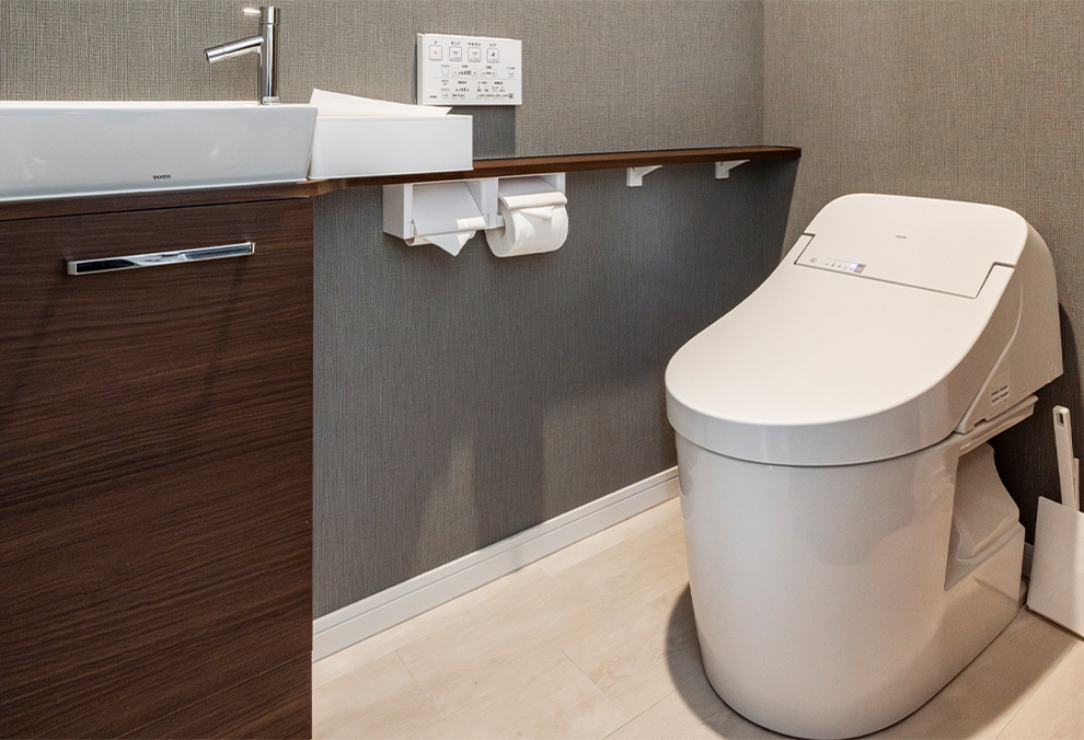 グレー×木目で魅せる、上質なレストルーム