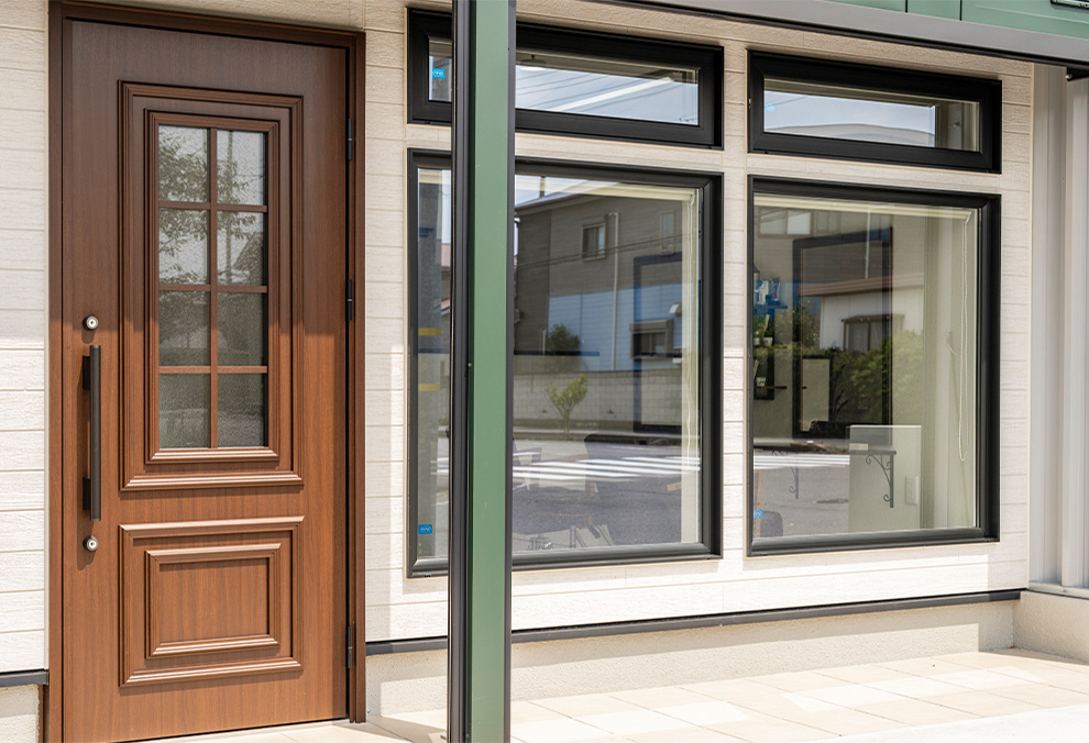 木目のぬくもりにブラックのアクセントが印象的な佇まい