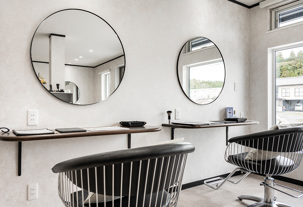 自然光と調和する、スタイリッシュで心地よいカットスペース