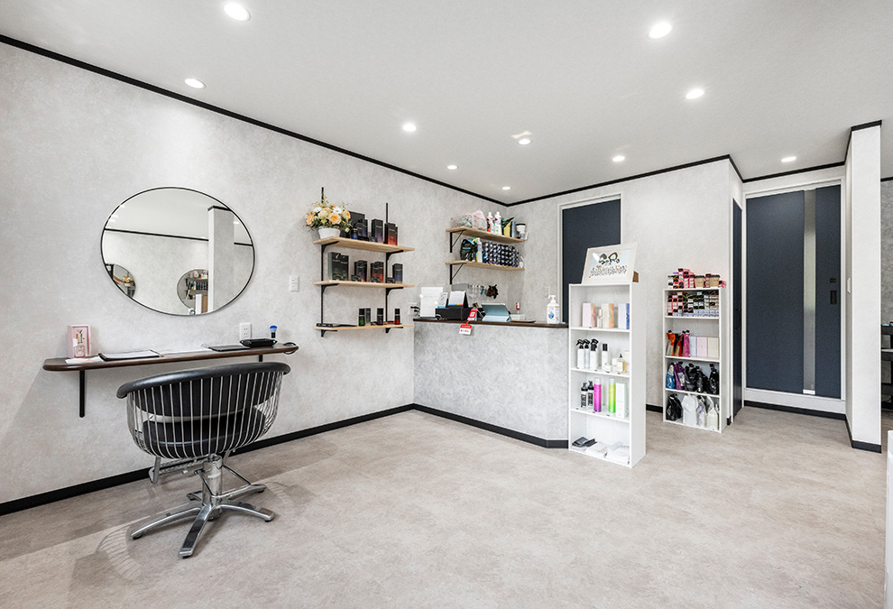 お迎えするカウンター回りに、ディスプレイが映える棚を設けて