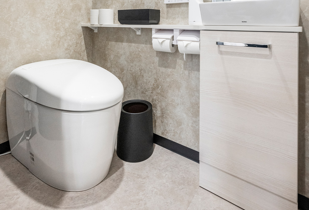 シンプルな美しさが際立つ、快適なサロンのトイレスペース