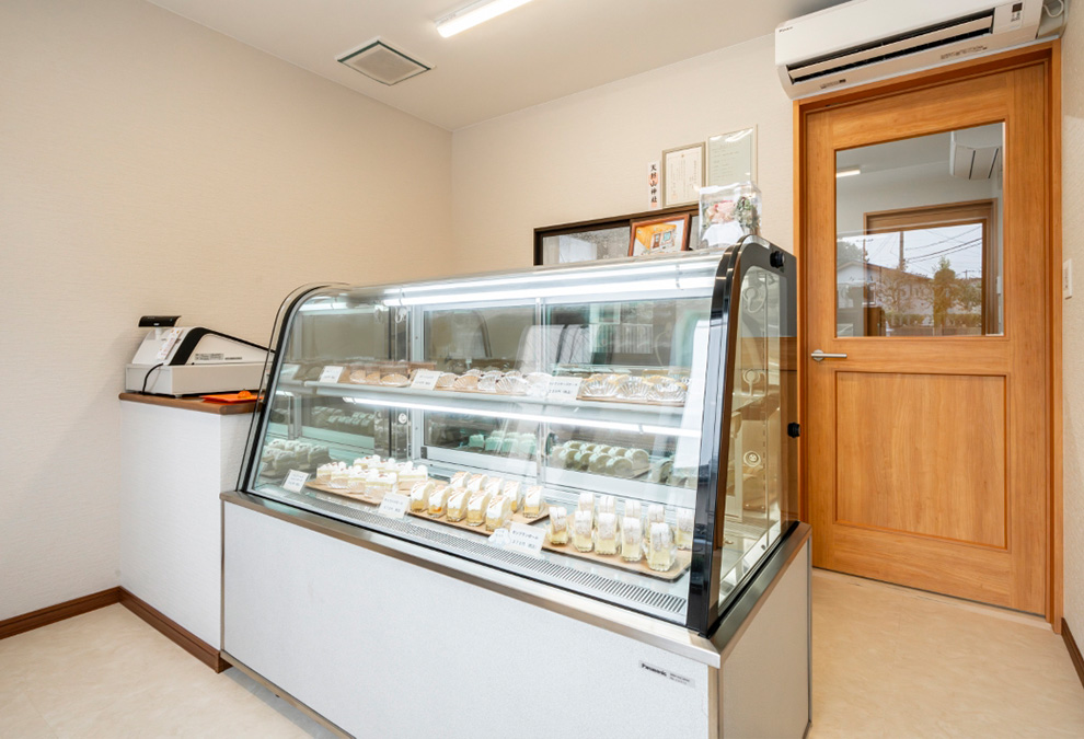 シンプルな店内に自慢のケーキを取りそろえて