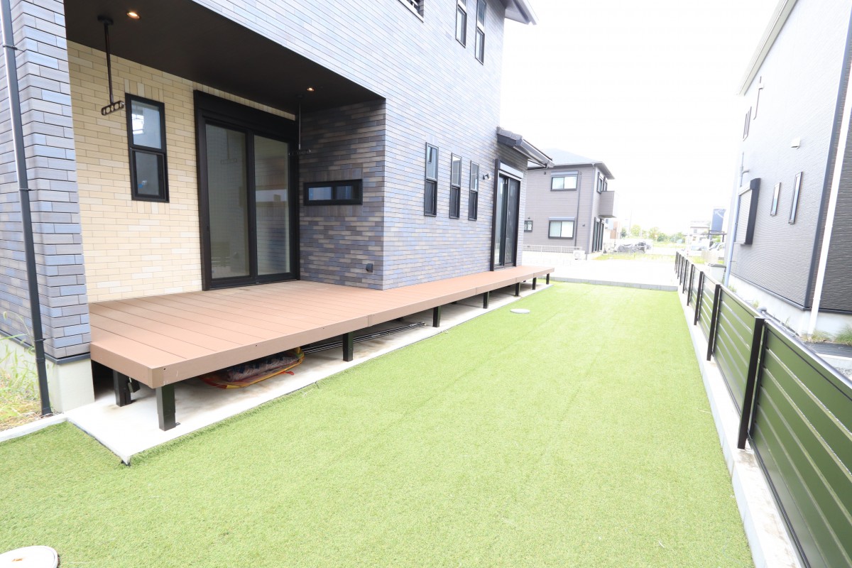 庭（人工芝/ウッドデッキ）