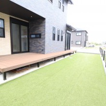 庭（人工芝/ウッドデッキ）