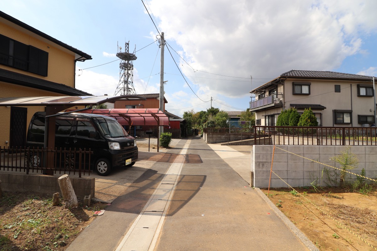 南側前面道路（東から）