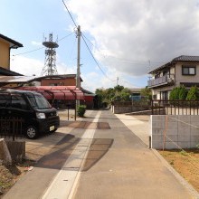 南側前面道路（東から）