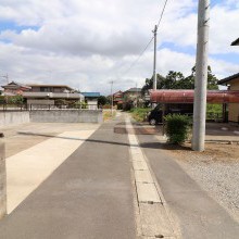 南側前面道路（西から）