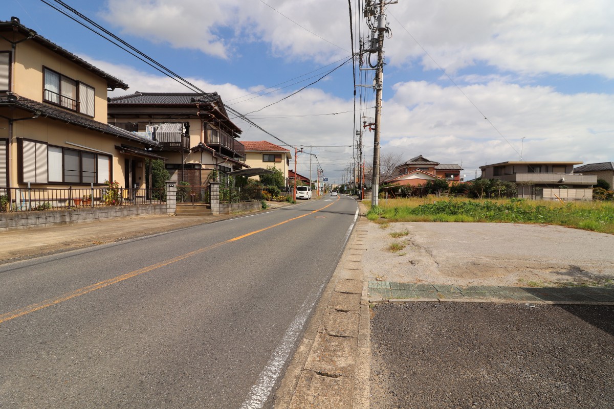 北側前面道路（西から）