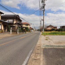 北側前面道路（西から）