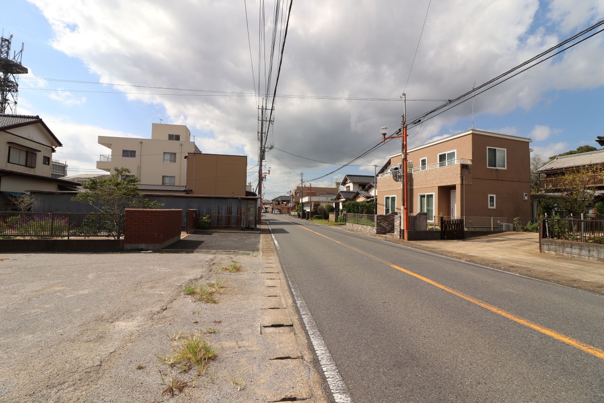 北側前面道路（東から）