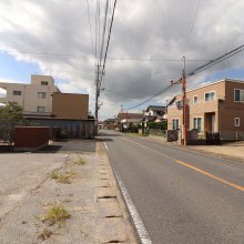 北側前面道路（東から）