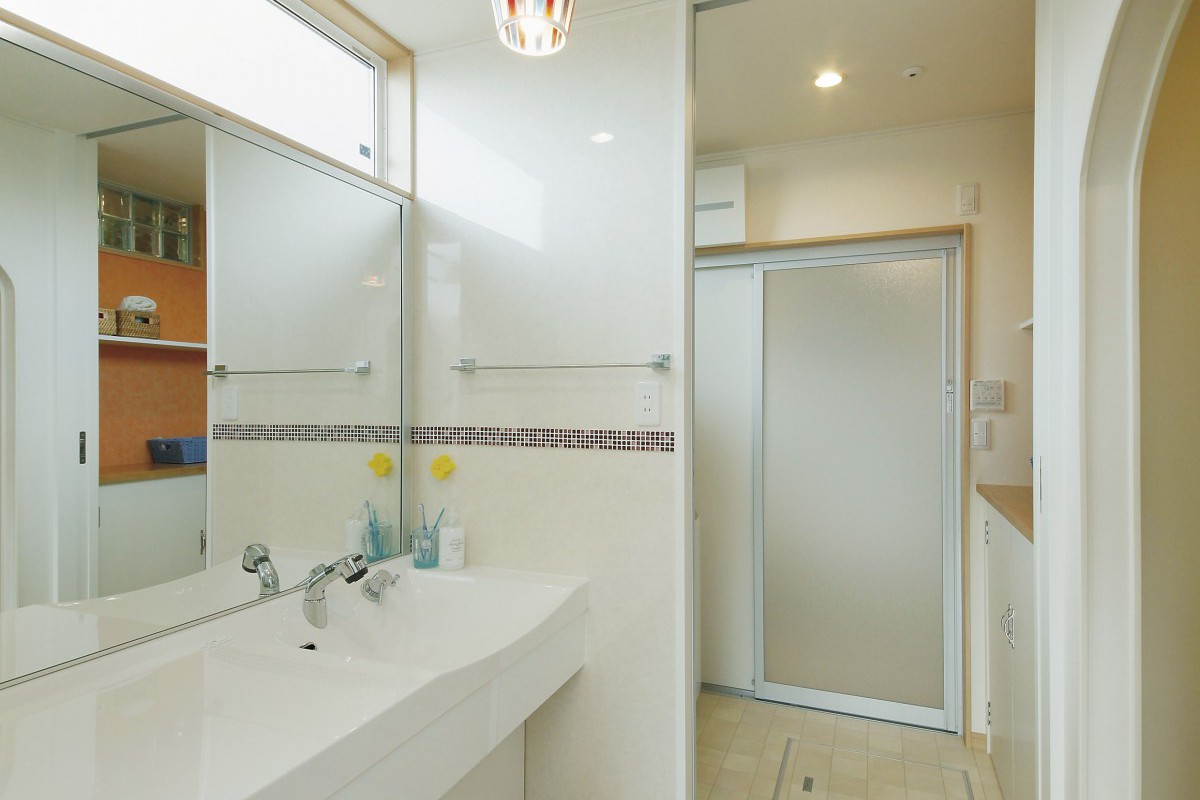 脱衣室と分けた勝手の良い洗面室