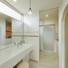 脱衣室と分けた勝手の良い洗面室