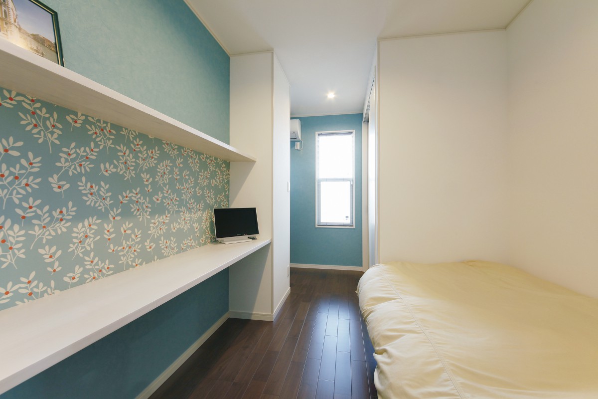 ブルーのアクセントクロスが効いた洋室