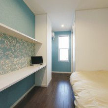 ブルーのアクセントクロスが効いた洋室