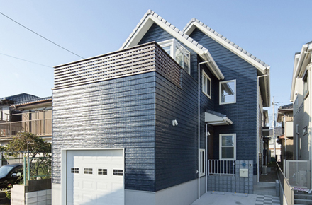 鮮やかなブルーの外観に白い窓が映える、憧れのガレージハウス