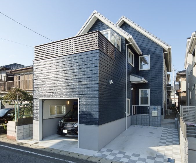 鮮やかなブルーの外観に白い窓が映える、憧れのガレージハウス