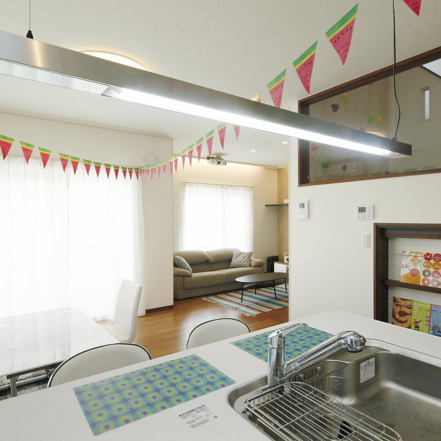 ボルダリング壁+真ん中納戸+太陽光発電の工夫がいっぱい広々住まい