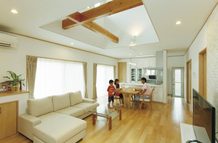 こだわりの吹き抜けで開放感たっぷりのリビング