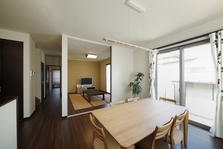 三世代みんなの声が響きあう さり気なく空間を共有する二世帯住宅