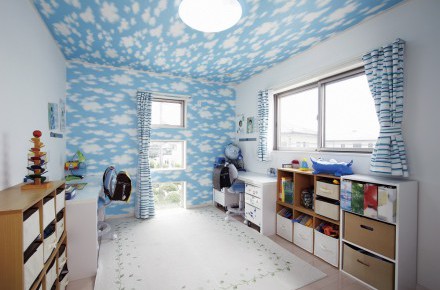 吹き抜けに降り注ぐ光と風に癒される コートでゆったり寛ぐ安らぎの住まい