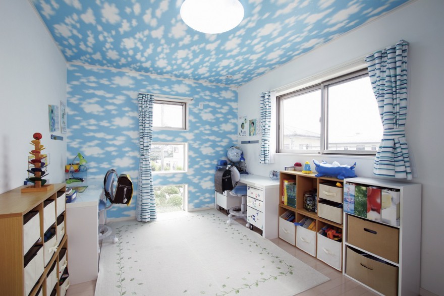 吹き抜けに降り注ぐ光と風に癒される コートでゆったり寛ぐ安らぎの住まい