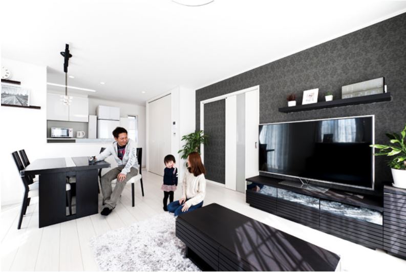 白いタイルが目をひく輸入住宅のような住まい