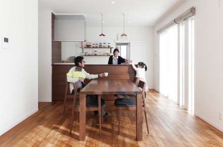 風が通り抜けるリビング収納のある平屋の住まい