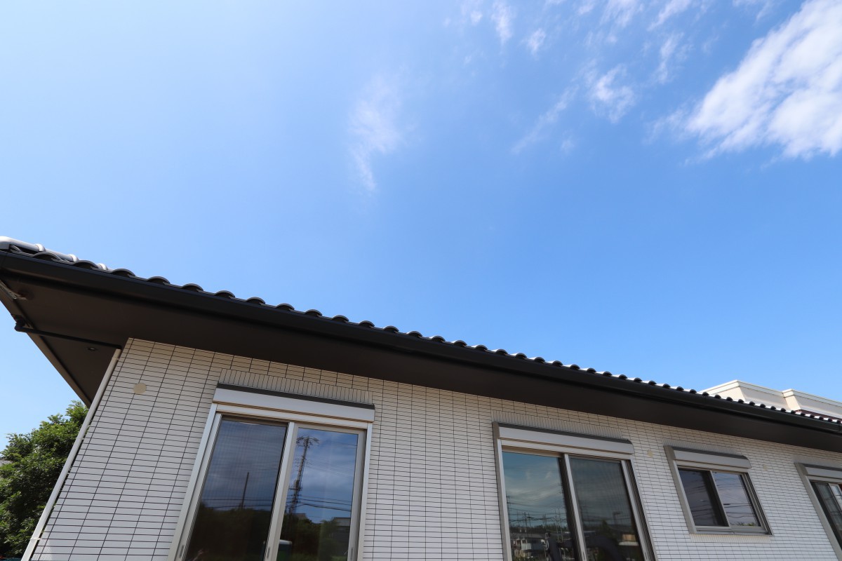 白いタイルがシンプルな外観。奥行きのある軒の出で季節の陽射しをコントロール