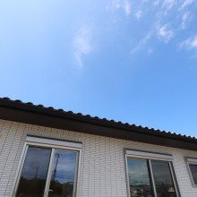 白いタイルがシンプルな外観。奥行きのある軒の出で季節の陽射しをコントロール