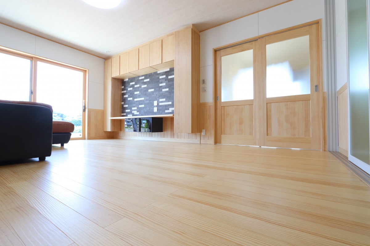 無垢フローリングを前面に使った心地よいリビング