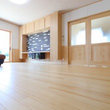 無垢フローリングを前面に使った心地よいリビング