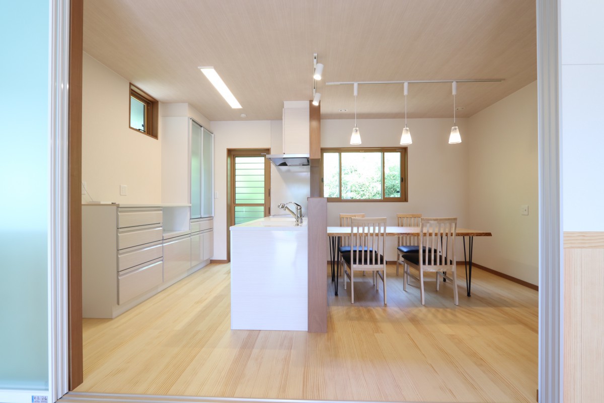 リビングから続くキッチンは、間仕切りパーティションでフレキシブルな空間に