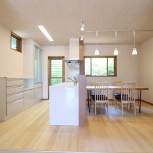 リビングから続くキッチンは、間仕切りパーティションでフレキシブルな空間に