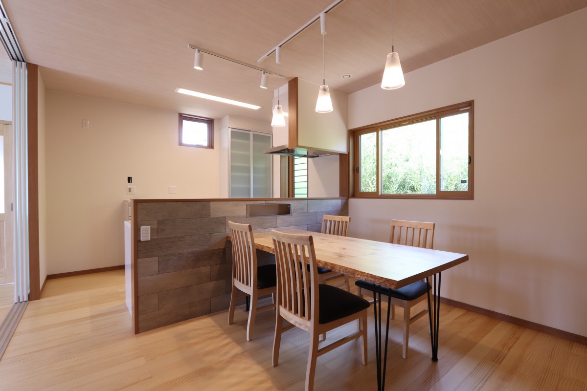 キッチン壁の石目タイルがアクセント