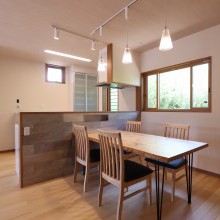 キッチン壁の石目タイルがアクセント