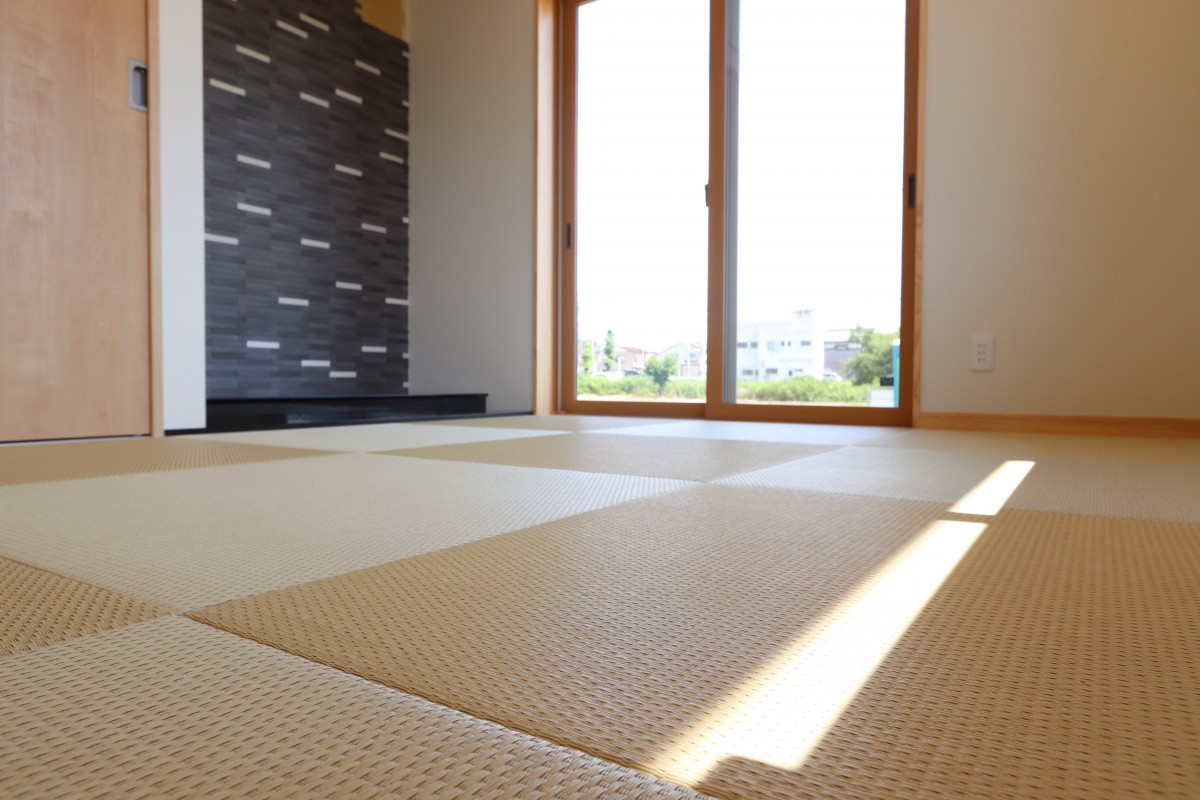 こだわった畳の目とタイルの質感で陰影のある上質な空間に