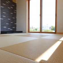 こだわった畳の目とタイルの質感で陰影のある上質な空間に