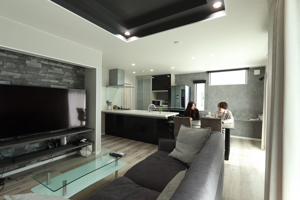 グレーの柔らかな空間を堀上げた天井のブラックで程よく引き締め