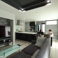 グレーの柔らかな空間を堀上げた天井のブラックで程よく引き締め